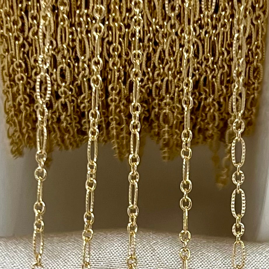 CX134 - Long and Short Knurled Paperclip Chain by the foot